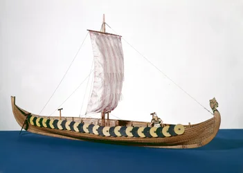 Riggad modell av ett vikingaskepp hittat i Gokstad, Norge 1880 (trä)