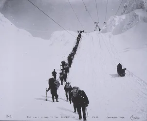 Den sista klättringen till toppmötet i Chilcoot Pass på gränsen mellan Kanada och USA