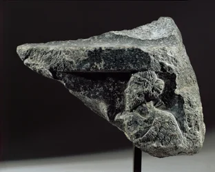 Fragment av en vas med relief av en bärare Från Susa, Iran, akkadisk period ...
