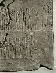 Kung Ashurbanipals fälttåg mot Elam Soldater leder fångar längs floden Tigris strand...