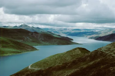 Yamdrog-sjön, södra vägen från Shigatse till Lhasa, Tibet (foto)