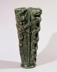 Libationsvas av kung Gudea tillägnad Ningishzidda, med denna guds följeslagare, sammanflätade ormar och bevingade draksnokar ...