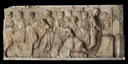 Romersk arkitektonisk relief föreställande ett djuroffer ...