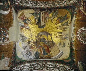 Den unga jungfrun leds in i templet av sina föräldrar...