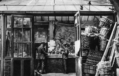 En bar i kvarteret Central Market, Paris, 1931.