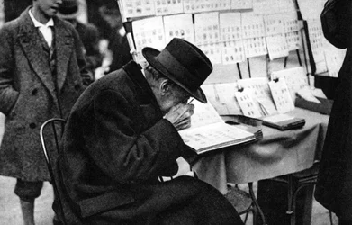 En gammal frimärksköpare, Paris, 1931.