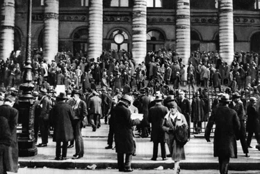 Förhandlingar utanför börsen, Paris, 1931.