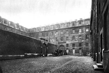 Courtyard of Saint Lazare kvinnofängelse, Paris, 1931.