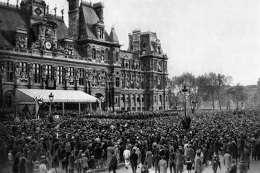 Folkmassa framför rådhuset på en mottagningsdag, Paris, 1931
