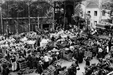 Utanför den centrala marknaden, Paris, 1931.