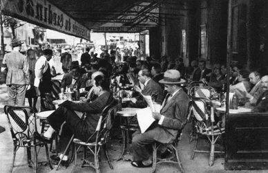 Människor på ett trottoarkafé, Paris, 1931.