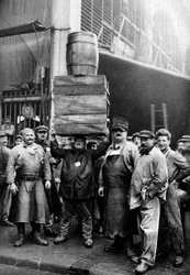 Porters på Central Market, Paris, 1931.