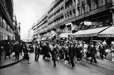 Rue Lafayette vid shoppingtid, Paris, 1931.