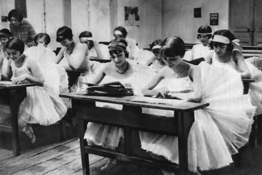 Skola för unga dansande flickor vid Operan, Paris, 1931.