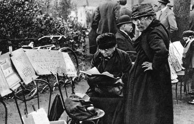 Frimärksförsäljare på Champs Elysees, Paris, 1931.