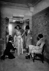 Provar en klänning hos en stor sömmerska, Paris, 1931.
