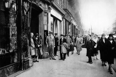Väntar på att sömmerskor ska lämna jobbet, Paris, 1931.