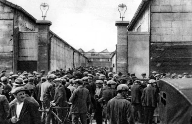 Arbetare vid ingången till en Billancourt-fabrik, Paris, 1931.