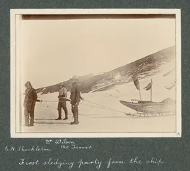 E. H. Shackleton, dr Edward Wilson och herr Hartley Ferrar (geologen) spända för släden. Ur Sir Ernest Henry Shackletons album med titeln ”Den nationella Antarktisexpeditionen (1901-1903)”