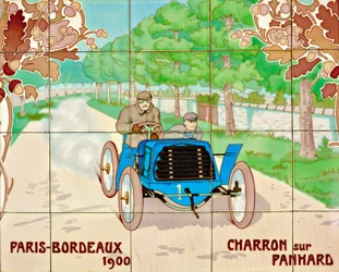 Charron kör en Panhard-bil i loppet Paris-Bordeaux 1900: keramiska plattor tillverkade av Gilardoni Fils et Cie i Paris, efter en ritning av Ernest Montaut (1878-1909)