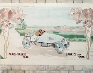 Gabriel kör en Mors-bil i loppet Paris-Madrid 1903, känt som Dödsloppet: keramiska plattor tillverkade av Gilardoni Fils et Cie i Paris, efter en ritning av Ernest Montaut (1878-1909)