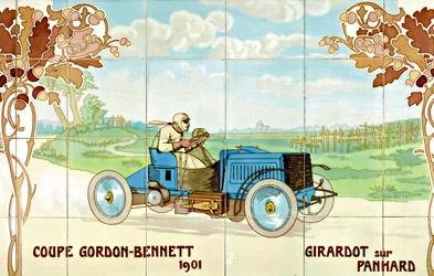 Girardot kör en Panhard-bil i Gordon Bennet Cup 1901: keramiska plattor tillverkade av Gilardoni Fils et Cie i Paris, efter en ritning av Ernest Montaut (1878-1909)