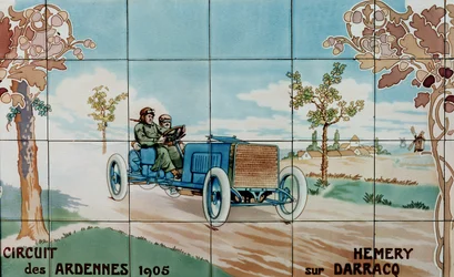 Hemery kör en Darracq-bil i Circuit des Ardennes 1905: keramiska plattor tillverkade av Gilardoni Fils et Cie i Paris, efter en ritning av Ernest Montaut (1878-1909)