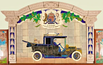 Kung Edward VII och prinsen av Wales i en bil av märket Sedanca de Ville (keramik)
