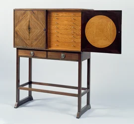 Skåp, ca 1902 (rosenträ med macassar ebenholts & satinwood faner) (se även 283796)