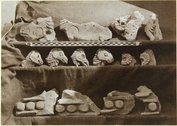Utgrävning av Samarra (Irak): Fragment av en fris med kamelfigurer, från kalifens palats (Dar al-Khilafa, Jawsaq al-Khaqani, Bayt al-Khalifah), Liten Serdab, ca 1911-13 (s/v) Foto)