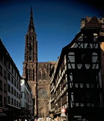 Gotisk konst: utsikt från en av portalerna Cathedrale Notre Dame de Strasbourg, byggd på 1200-talet av Erwin von Steinbach. (Nedre Rhen)