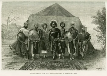 Porträtt av prins Menelik II av Etiopien (1844-1913), omgiven av sina generaler. Gravyr av Ronjat, efter ett fotografi, för att illustrera berättelsen Voyage au Choa (Abyssinie meridionale)
