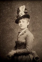 Camille Claudel (1864-1943). Fotografiskt porträtt omkring 1886 av Etienne Carjat (1828-1906). Baksida. Musée des Beaux-Arts de Poitiers (Frankrike).