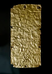 Etruskisk antik: guldtavlor (lameller) från Pyrgi, graverade med inskrifter på etruskiska och tillägnade Den förenade gudinnan. Slutet av 500-talet till början av 400-talet f.Kr. Mått: 18,5 cm. Rom, Museo Nazionale di Villa Giulia