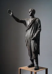 Aule Metele (Talaren), romersk talare - etruskisk bronsskulptur, h: 179 cm, ca 90-70 f.Kr., från Pila, Italien - etruskisk civilisation: ”Magistraten från Perugia, Aulus Metellus, kallad Talaren eller Arringatore” Bronsskulptur
