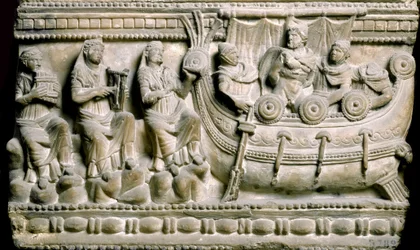 Etruskisk konst: ”Odysseus, bunden vid sitt skepps mast, motstår sirenernas sång”. Lågrelief från en sarkofag från Volterra. 300-talet-200-talet f.Kr. Florens, Arkeologiska museet