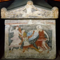Etruskisk konst: "Ovan: Acteon som slukas av sina hundar. Amazonas-sarkofag. Slutet av 400-talet f.Kr. Från Tarquinia. Florens, Museo Archeologico