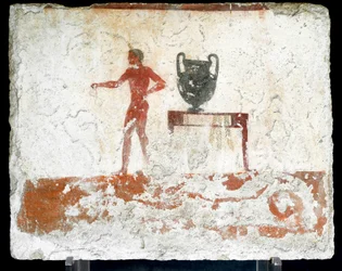 Etruskisk konst: en ung naken efeb intill ett bord med en vas. Fresk från ”Dykarens grav”. Från den södra nekropolen i Paestum. 480-470 f.Kr. Museo Archeologico Nazionale, Paestum