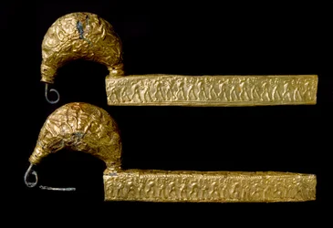 Etruskisk konst: fibuler (stift) i guld. 630 f.Kr. Från Licteurens (Littore) grav en Vetulonia (eller Vetulonium). Dämpa. 21 cm Florens, Museo Archeologico