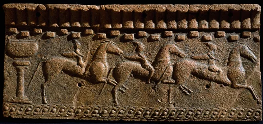 Etruskisk konst: frisdekoratör av riddare från en arkitektonisk ensemble i Murlo. 600-talet f.Kr. Murlo, Antiquarium Municipal, Italien