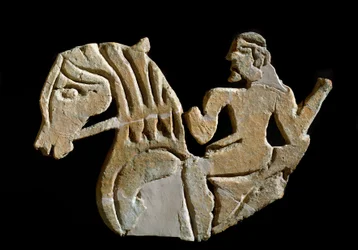 Etruskisk civilisation: acrotere skulpterad i form av en ryttare. 700-talet f.Kr. Från palatset i Murlo. Florens, Soprintendenza Archeologica