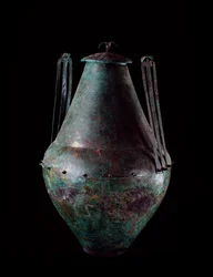 Etruskisk civilisation: bikonisk bronsvas med dubbelt handtag och lock från bronstankens grav i Vulci, 680-670 f.Kr.