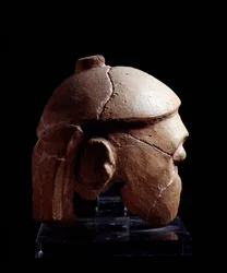 Etruskisk civilisation: casquee-huvud i terrakotta från Antenanti-gruppen från Murlo, Poggio Civitate, Italien - 580-570 f.Kr.