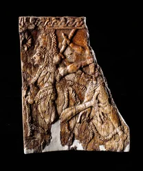 Etruskisk civilisation: elfenbenstallrik dekorerad av representationen av Geryon - Från tumulus i Montefortini, Comeana, Italien - 700-talet f.Kr. Dim 10x8,1 cm Florens, Museo Archeologico, inv 194662