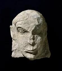 Etruskisk civilisation: kalkstenskvinnas huvud. ca 650 f.Kr. Från tumulus av Pietrera di Vetulonia. Florens, Museo Archeologico