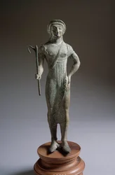 Etruskisk civilisation: "" offerarfigur"" bronsskulptur, 480 f.Kr., Dim 27 cm från Isola di Fano, Italien