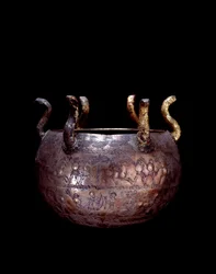 Etruskisk civilisation: liten silvervas med ormar från princieregraven som heter Bernardini a Preneste