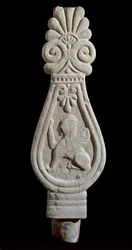 Etruskisk civilisation: gravstele i gres decoree av siluetten av en lejonvinge från Londa i Italien. 550-500 f.Kr. Florens, Museo Archeologico