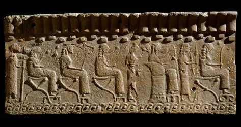 Etruskisk civilisation: terrakottafris prydd med låga reliefer av gudomliga och sittande dignitärer. 580 f.Kr. Dim. 24x54 cm. Från Murlo Palace. Murlo, Antiquarium Comunale