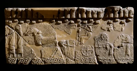 Etruskisk civilisation: terrakottafris dekorerad av en kortege. 600-talet f.Kr. Från det andra palatset i Murlo. Dämpa. 24x39 cm Murlo, Antiquarium Comunale